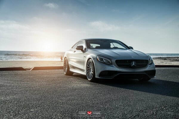 Mercedes Vossen sur fond de plage avec le soleil