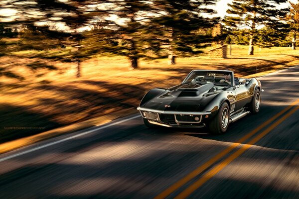 Elegante clásico negro Chevrolet Corvette