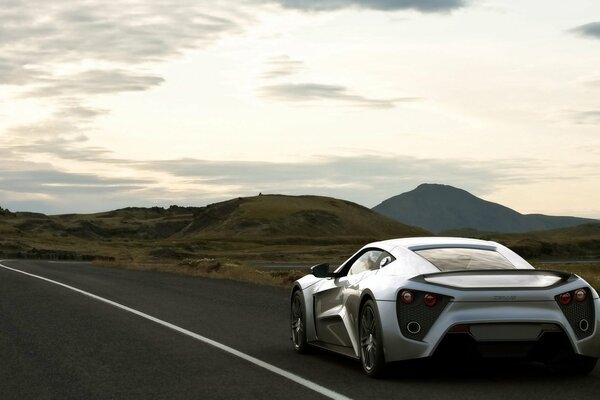 Silver Zenvo corre a lo lejos por una carretera suburbana