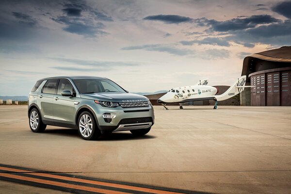 Auf dem Flugplatz sind der Liner und der Landrover Wolken