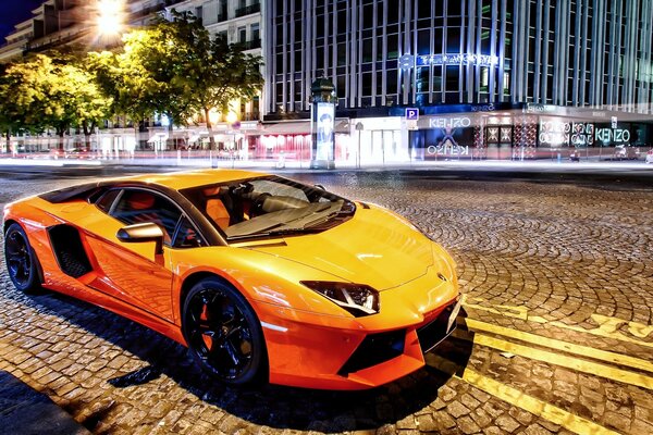 Lamborghini aventador lp700-4 2014 en la calle nocturna