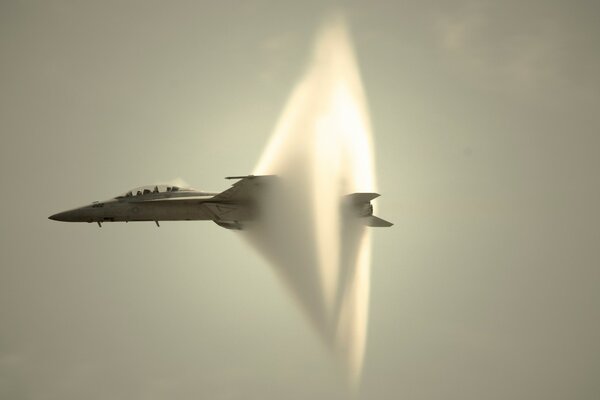 Samolot fa18 Super Hornet przełamuje barierę dźwięku