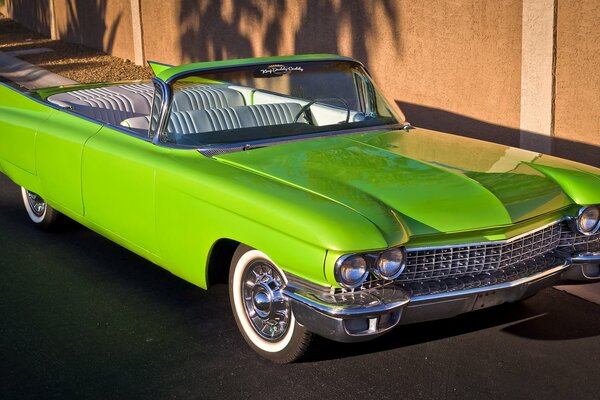 Зелёный ретро Cadillac 1960 года