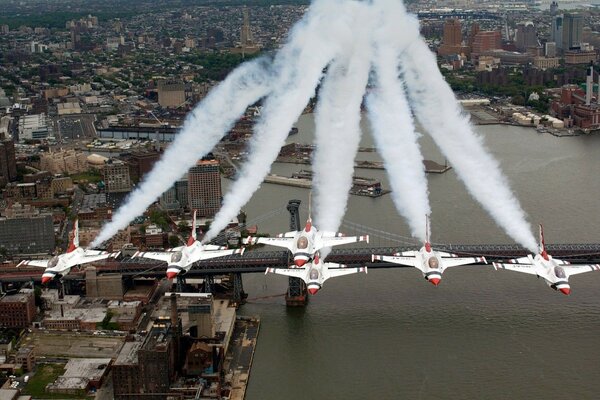 Desfile de aviones sobre la ciudad