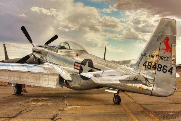 Avión Mustang gris en el aeropuerto