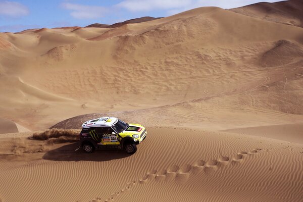 Die Rallye Dakar. SUV fährt durch die Wüste