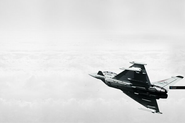 Avión de combate tifón, volando en las nubes