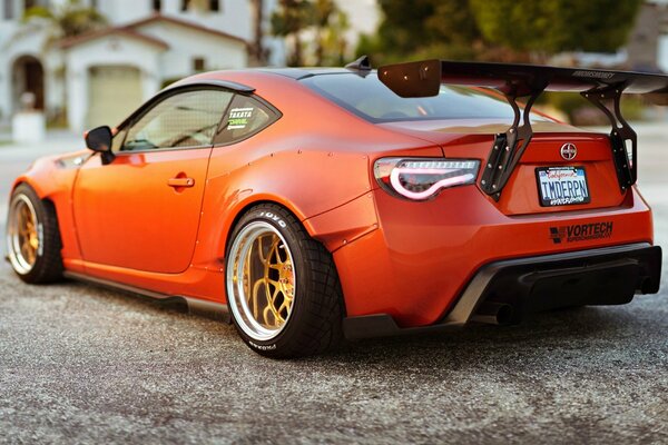 Coche de carreras naranja en el fondo de la cabaña