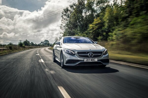 Mercedes-Benz clase s c217 amg coupé en carretera