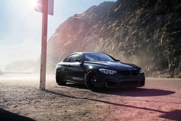 Schwarzer bmw m4 auf sonnenverwöhnter Baustelle