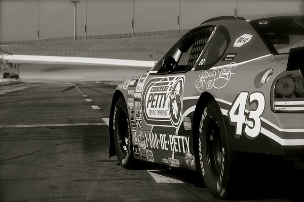 Chevrolet nascar en blanco y negro en la pista