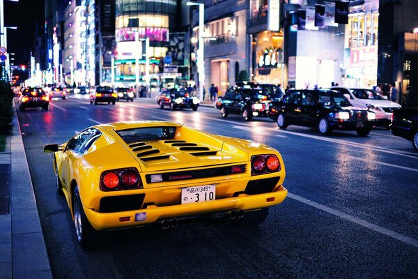 Lamborghini Diablo giallo sullo sfondo delle strade della città