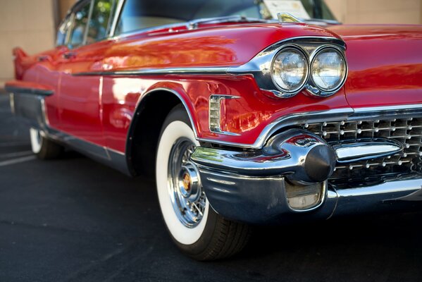 Coche rojo Cadillac fleetwood 60 special