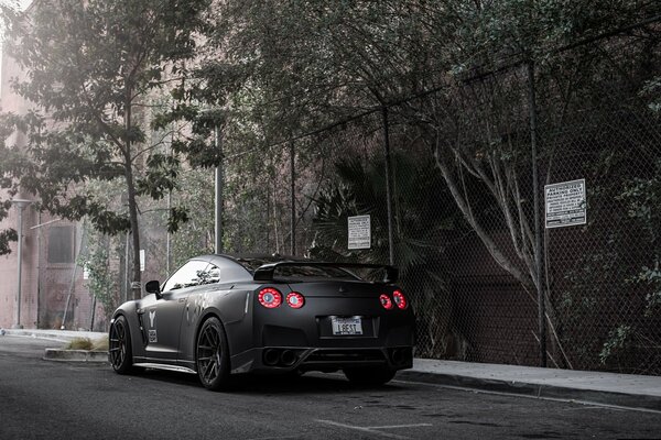 Nissan GTR negro vista trasera nissan