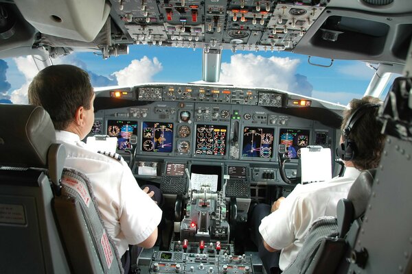 Pilotos en la cabina del avión vigilan el vuelo