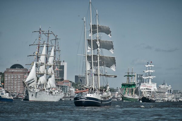 Barcos y veleros en el desfile de Hamburgo en el río Elba