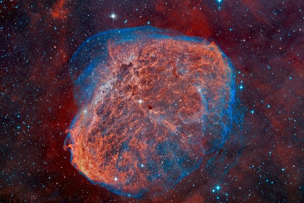 Fantastica nebulosa rosa in un universo infinito