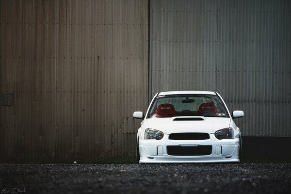 Subaru Impreza blanc devant la porte