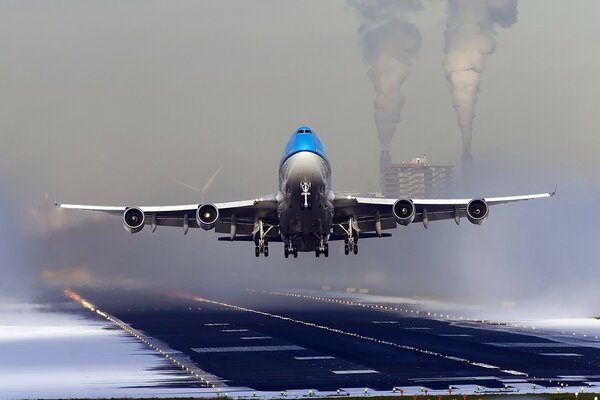 The plane damn flies over the road