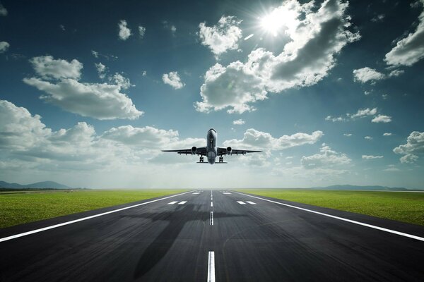 El avión vuela sobre la pista