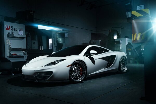 Voiture blanche dans un garage sombre