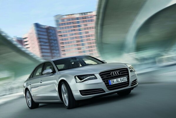 Der Audi in Silber sieht einfach großartig aus