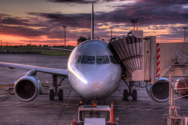 Foto di un aereo all aeroporto al tramonto