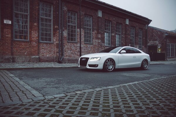 Audi A5 blanco en el fondo de la casa