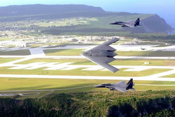 Militärflugzeuge auf dem Hintergrund der schönen Landschaft