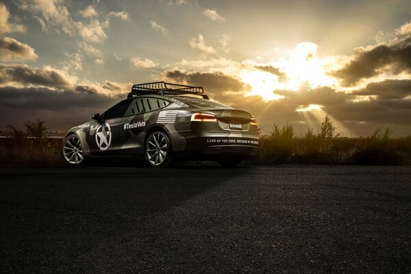 Voiture Tesla au coucher du soleil