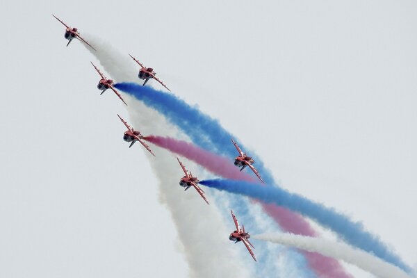 Vuelo de aviones en un espectáculo aéreo festivo