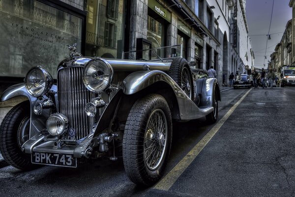 Voiture de style Gatsby dans la rue en Italie