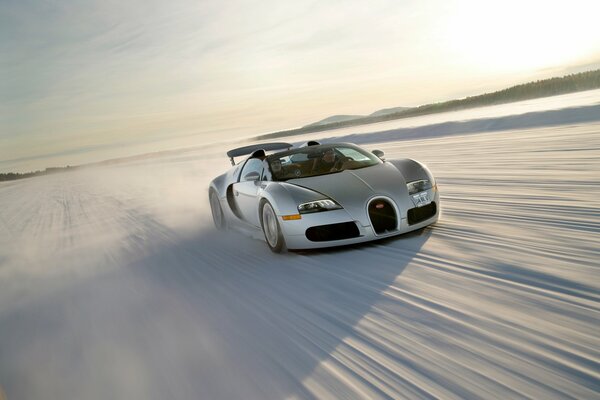 2008 grauer Bugatti Veyron reitet auf weißem Sand