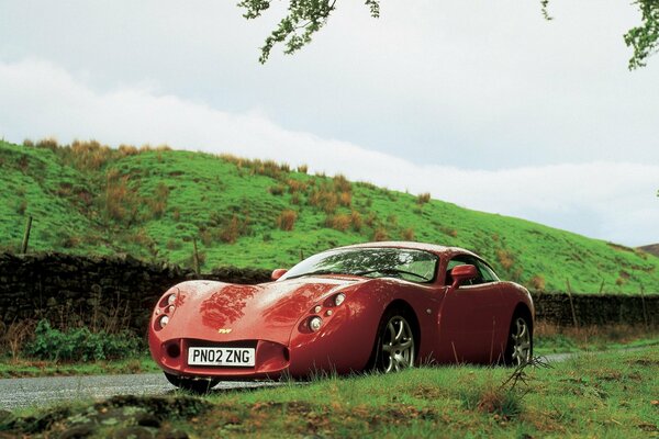 Der rote Sportwagen t440 des tvr steht auf der Straße