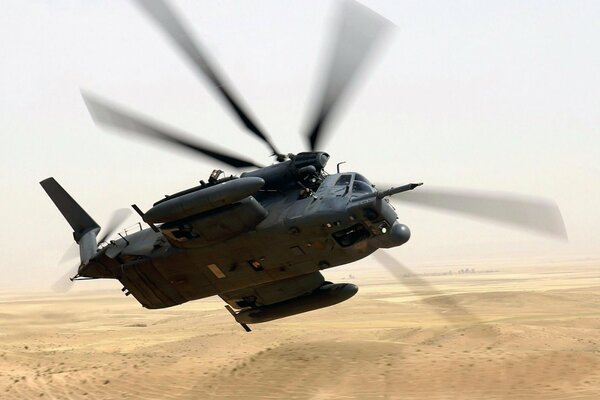 Un pesante elicottero militare Nero vola fuori dal deserto