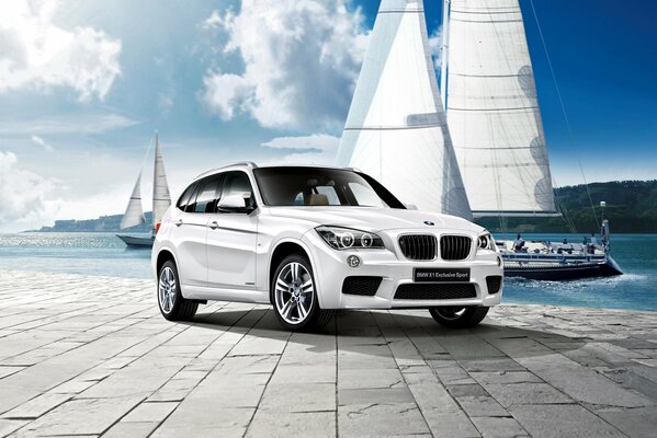 Blanc BMW modèle 2012 sur le quai