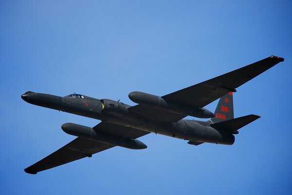 L avion conquiert le ciel bleu