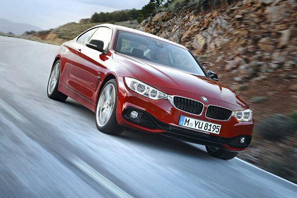 BMW Serie 4 rossa sulla strada