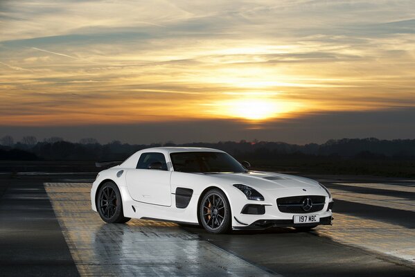 Weißer Mercedes-Benz sls AMG auf Sonnenuntergang Hintergrund