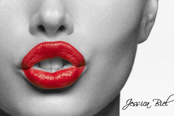 Labios rojos en una foto en blanco y negro