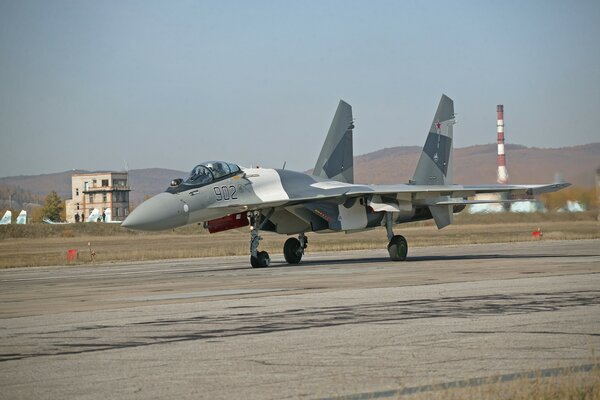 El avión de combate su 35 aterrizó en el aeródromo