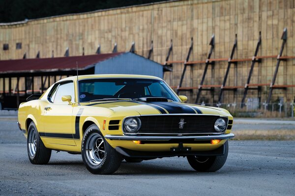 Gelber Ford Mustang auf der Baustelle