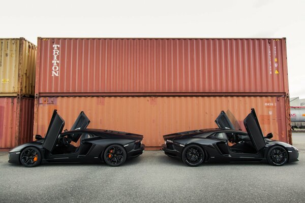 Schwarzer Lamborghini in der Nähe des Behälters