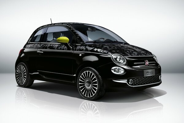 Mini voiture noire de Fiat