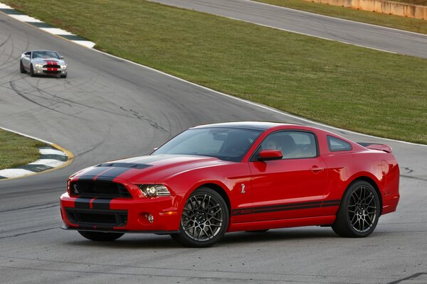 Czerwony Mustang na torze wyścigowym