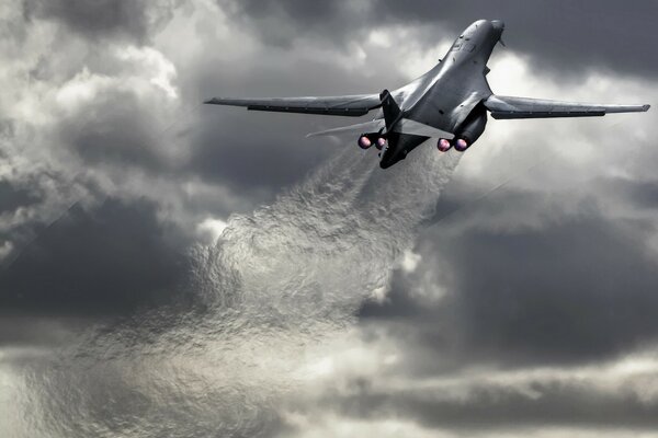 Decollo di un aereo militare supersonico contro un cielo grigio