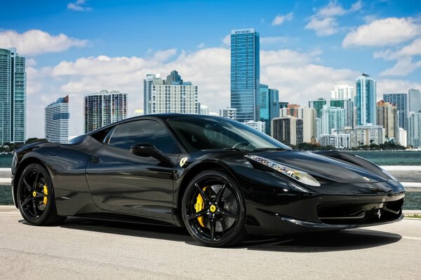 Ferrari schwarz im Hintergrund der Hochhäuser