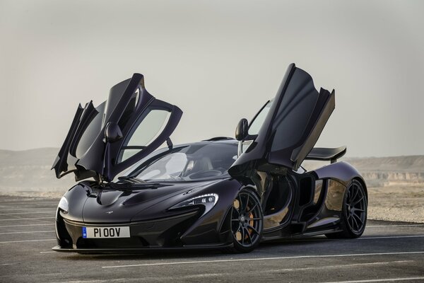 Superdeportivo mclaren negro con puertas abiertas