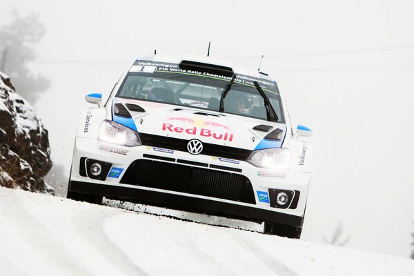 Sportlicher Volkswagen im Winter auf der Strecke