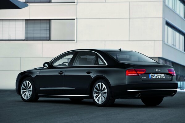 El color del coche audi A8L puede ser cualquiera, abeto es negro